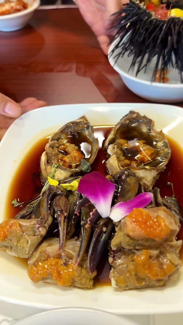 Plates of marinated crab with banchan.