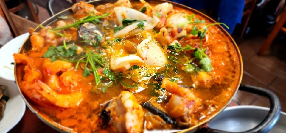 16 Spicy Seafood Stew in Hot Pot